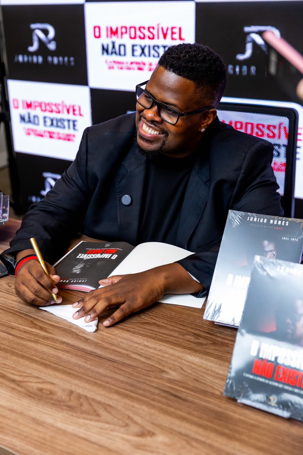 Junior Nunes autografando livros